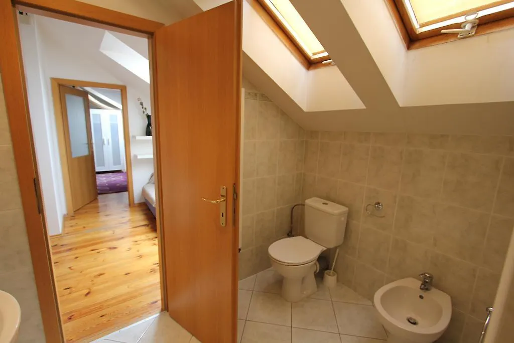 Apartment Italska 0*, Prague
